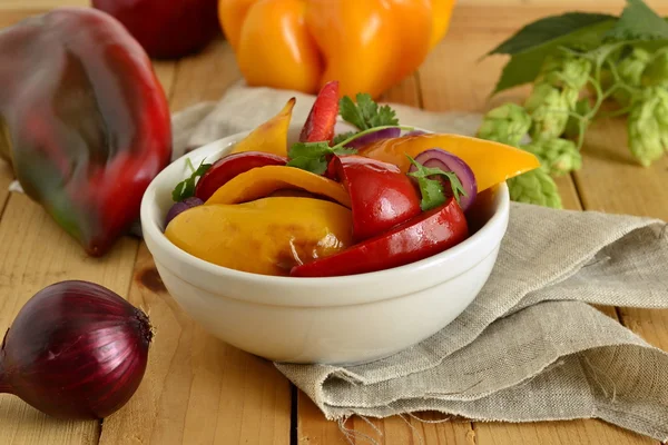 Peperoncino rosso e giallo arrosto con cipolla viola — Foto Stock