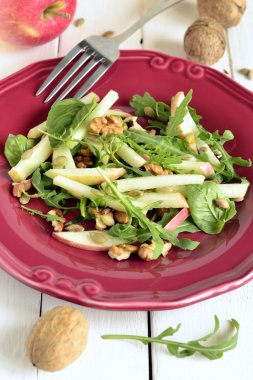 Elma ceviz, kabak çekirdeği ve Roka Salatası
