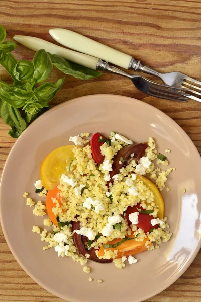 Hirse mit Basilikum und frischen Tomaten und Ziegenkäse — Stockfoto