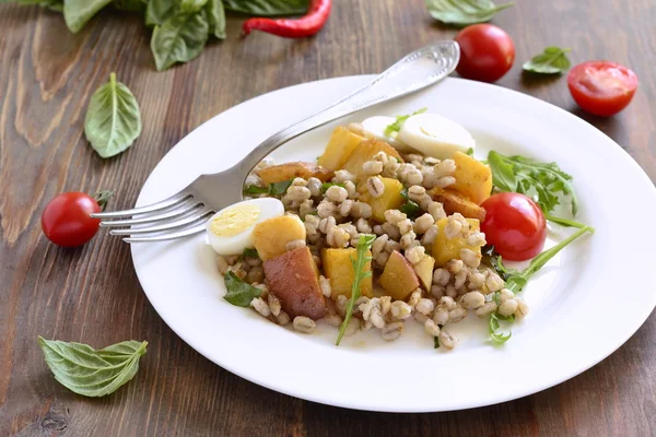 Salad with pearl barley, baked potatoes and quail egg — Stock Photo, Image