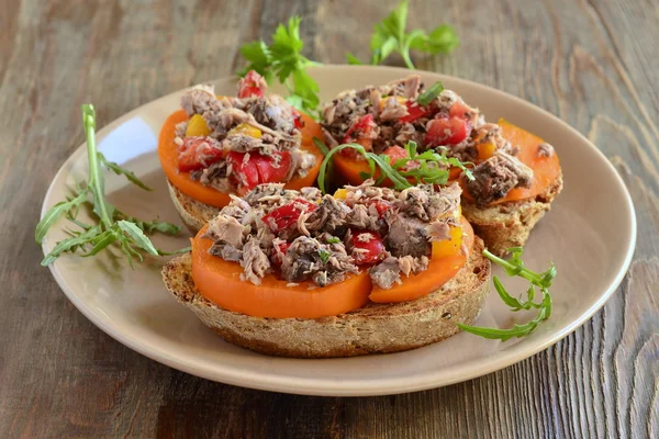 Bruschetta with tuna, tomatoes and sweet peppers — Stock Photo, Image