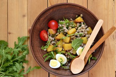 Pearl arpa, fırında patates ve Bıldırcın yumurta salatası