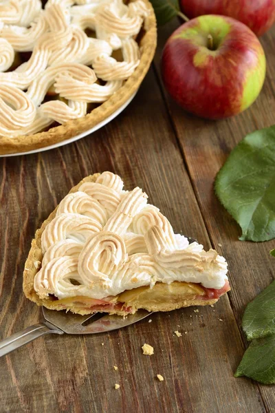 Apple cake met rode bessen en meringue — Stockfoto