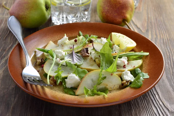 Салат с грушами, рукколой, сливочным сыром и грецкими орехами — стоковое фото