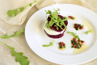 Pancar yanında da keçi peyniriyle sos, meze