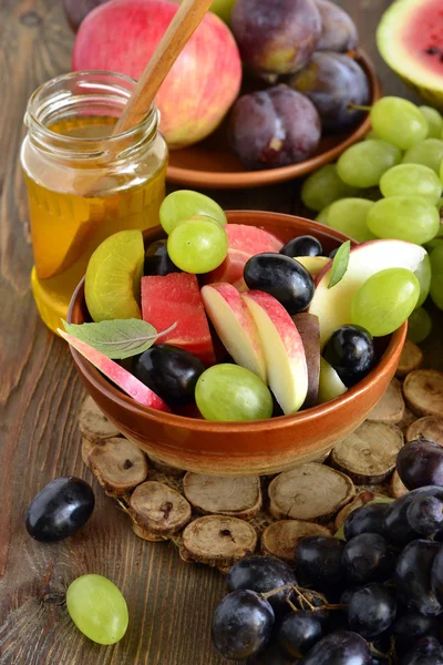 Fresh fruit salad, healthy eating concept — Stock Photo, Image