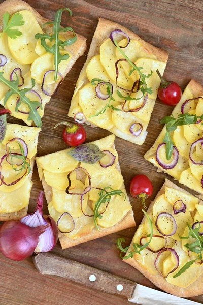 Vegetarian pizza with potatoes, red onion and greens — Stock Photo, Image