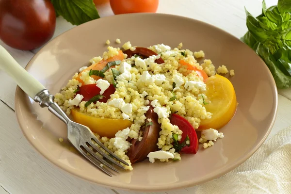 Millet au basilic, tomates fraîches et fromage de chèvre — Photo