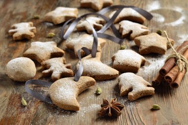 Tahta arka planda zencefilli kurabiye.