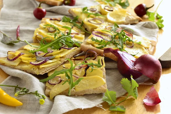 Vegetarian pizza with potatoes, red onion and greens — Stock Photo, Image