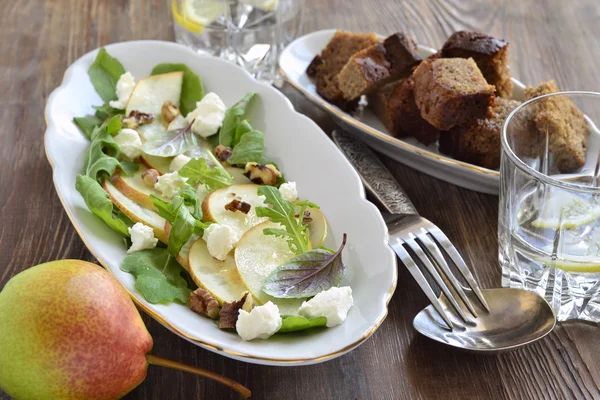 Салат с грушами, рукколой, сливочным сыром и грецкими орехами — стоковое фото