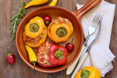 Sebze ile pişmiş tatlı biber dolması