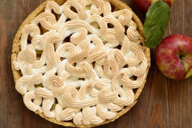 Elma kek kırmızı kuş üzümü ve beze