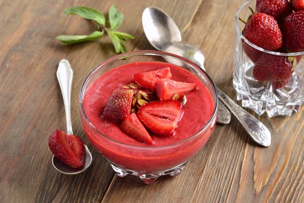 Erdbeer-Milchshake mit frischen Beeren und Müsli — Stockfoto