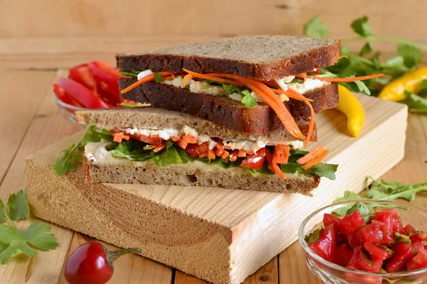 Sandwich con zanahorias, pimientos, feta y hierbas — Foto de Stock