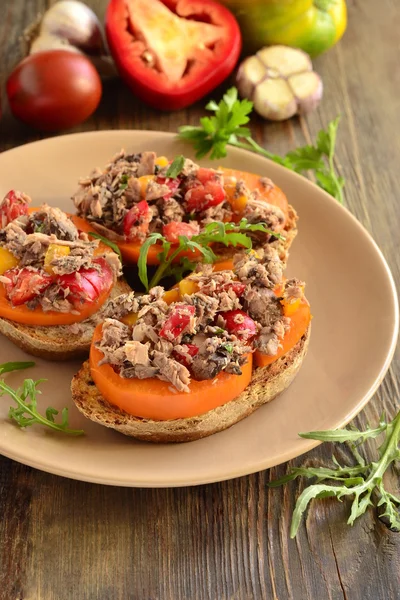 Bruschetta with tuna, tomatoes and sweet peppers — Stock Photo, Image