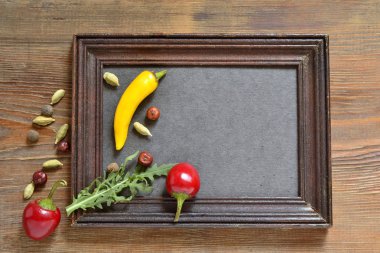 Baharat ve otlar ile boşaltmak için menü vintage yazı tahtası üzerinde