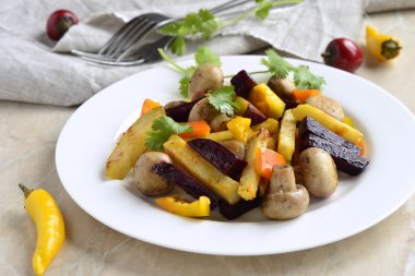 Mantar, biber ve pancar fırında patates