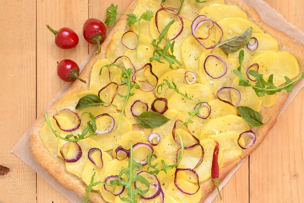 Vegetarian pizza with potatoes, red onion and greens — Stock Photo, Image