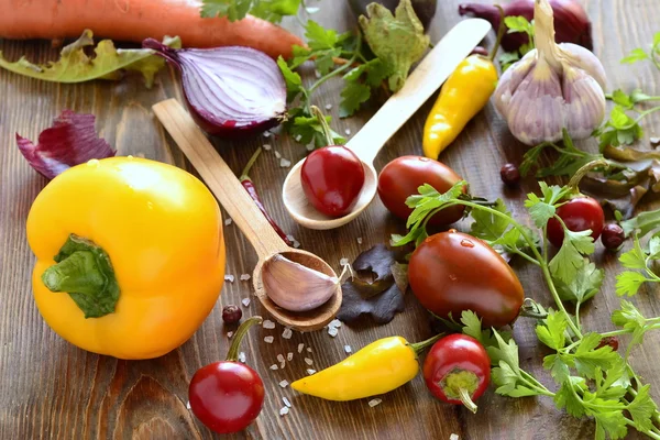 Verdure fresche e spezie su fondo di legno — Foto Stock