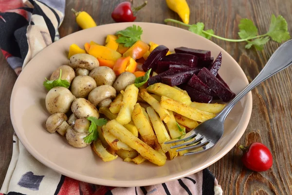 Baked potatoes with mushrooms, peppers and beets — Stock Photo, Image