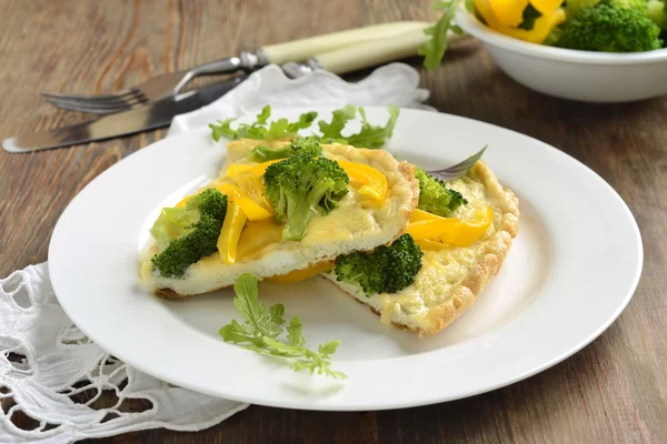 Brokoli ve sarı biber, frittata omlet