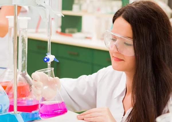 Forscherin im Labor — Stockfoto