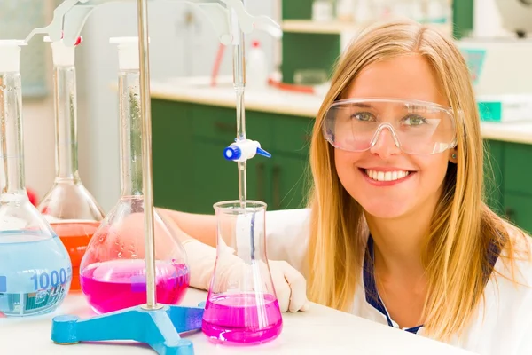 Pesquisa química alegre — Fotografia de Stock