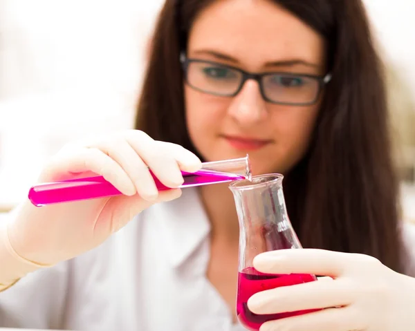 Estudante sábio com análise química — Fotografia de Stock