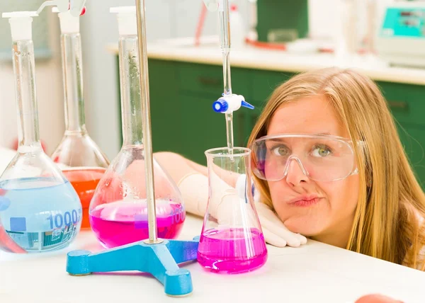 Jovem estudante frustrado em química — Fotografia de Stock