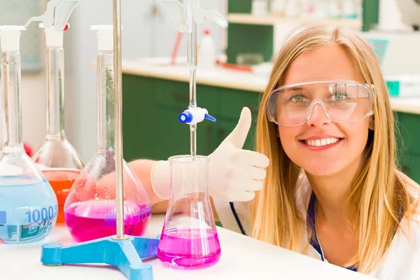 Polegares para cima para Química — Fotografia de Stock