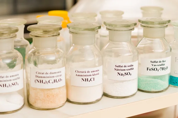 Kemisk forskning med salter är kul Stockbild