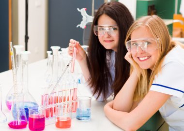 Kimyagerler deneyler ile