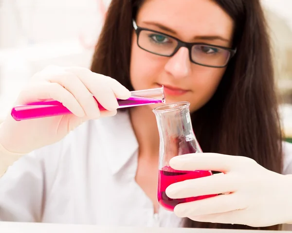 Estudante sábio com análise química — Fotografia de Stock