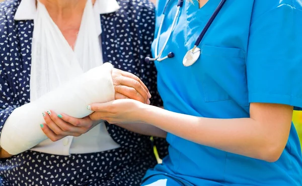 Versorgung schwer verletzter Senioren — Stockfoto