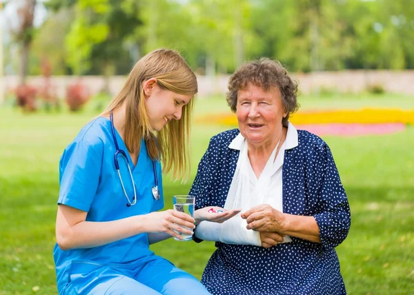 Produits pharmaceutiques quotidiens pour les personnes âgées — Photo