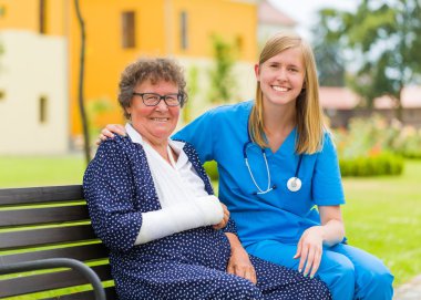 Huzurevi bahçesinde büyük!