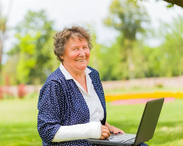 Trendy nonna utilizzando il suo specchio — Foto Stock