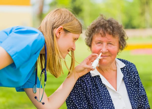 I support it with nose drops — Stock Photo, Image