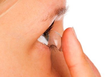 Kontakt lens kolayca uygulanıyor