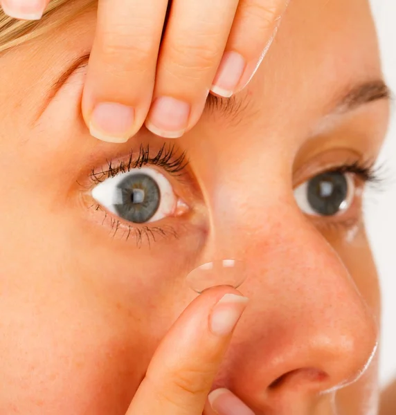 Aplicación de lentes de contacto blandas — Foto de Stock