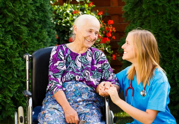 Opieki nad osobami starszymi na wózku inwalidzkim — Zdjęcie stockowe