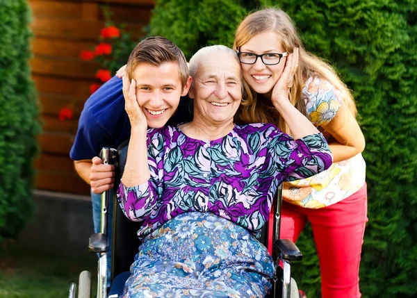 Plezier met grootmoeder — Stockfoto