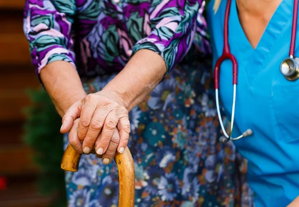 Soutien aux personnes âgées handicapées — Photo