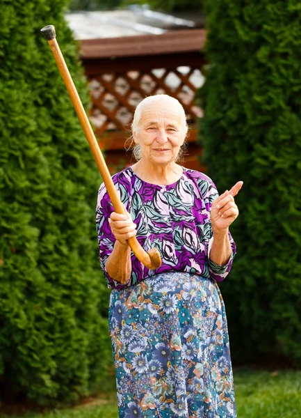 Büyükanne tehdit — Stok fotoğraf