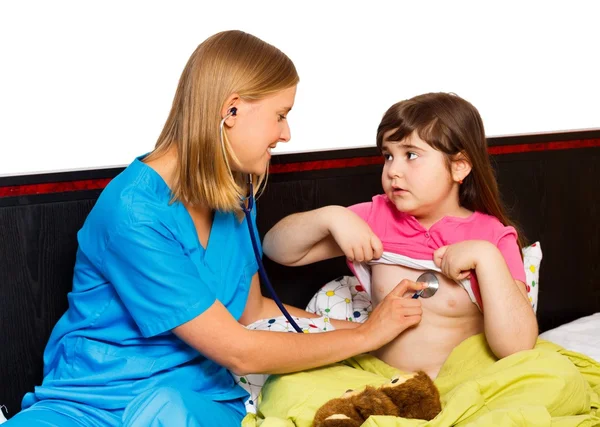 Niña siendo examinada por pediatra —  Fotos de Stock