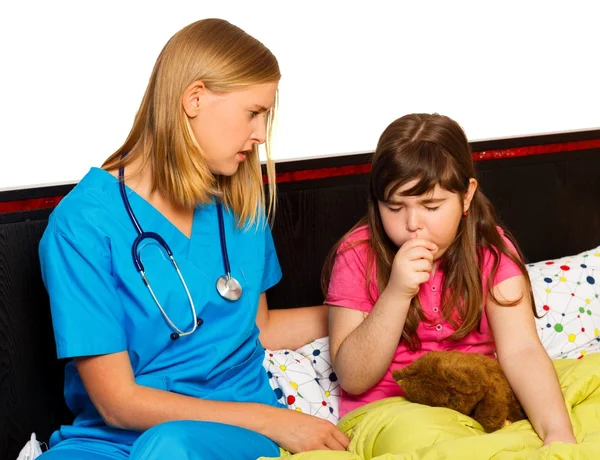 Petit patient avec une toux sévère — Photo