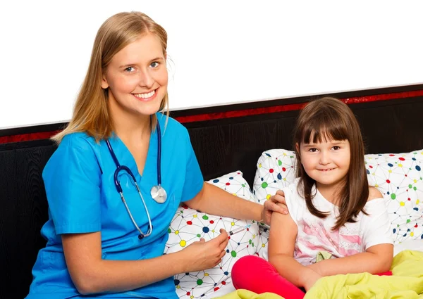 Brave petit patient qui reçoit le vaccin — Photo