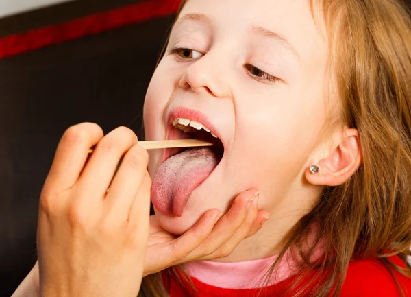 Behandeling van pijnlijke keel — Stockfoto