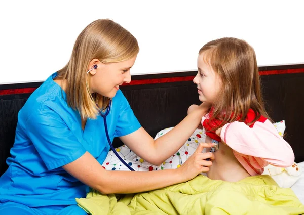 Niña siendo examinada por pediatra —  Fotos de Stock